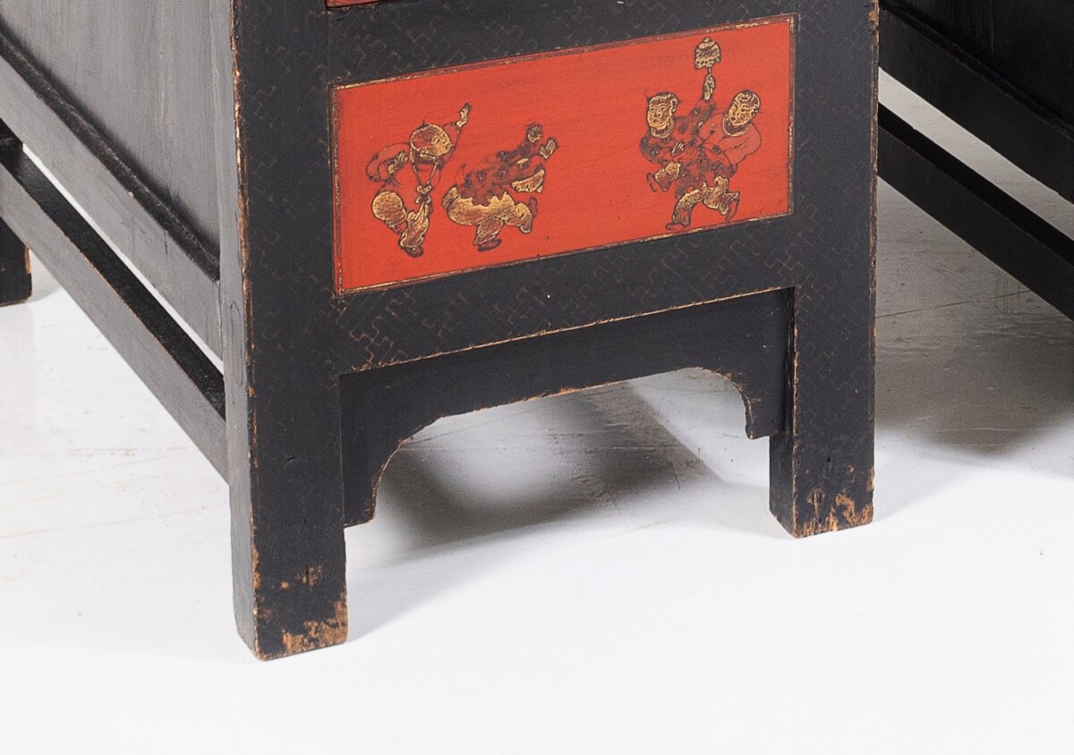 A Pair of Black Lacquered Japanned Chinoiserie Bedside Chest of Drawers | Nightstands - Image 8