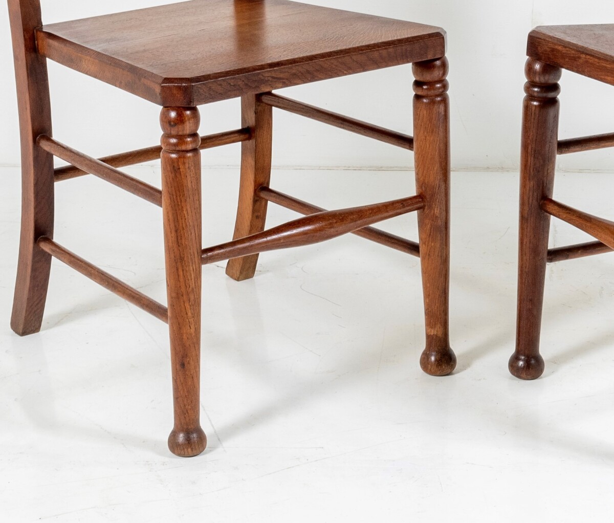 A pair of 19th Century Gothic Ecclesiastical Hall Chairs in Oak | Arts and Craft movement - Image 3