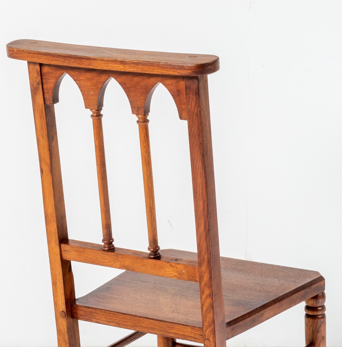 A pair of 19th Century Gothic Ecclesiastical Hall Chairs in Oak | Arts and Craft movement - Image 2