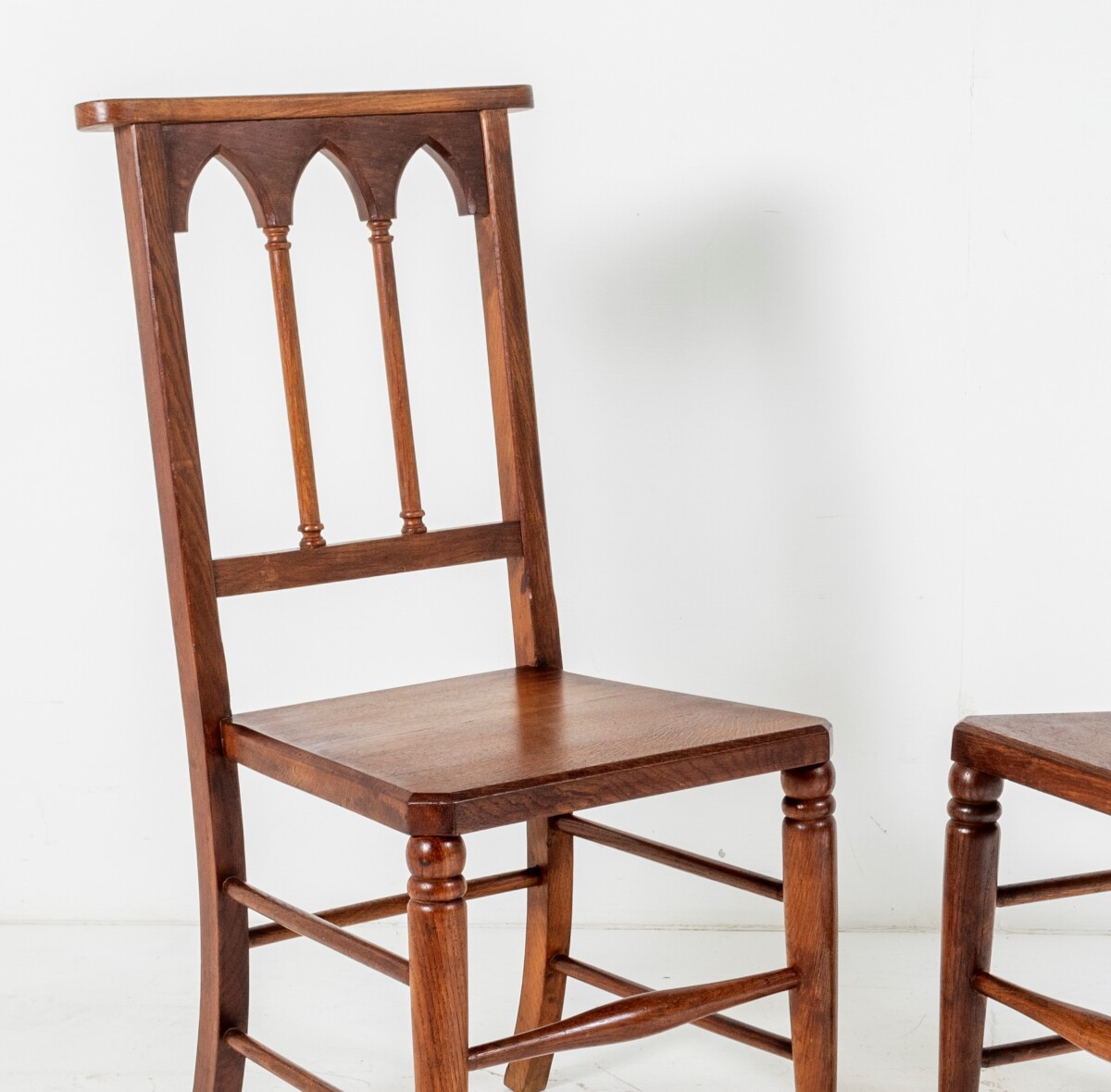 A pair of 19th Century Gothic Ecclesiastical Hall Chairs in Oak | Arts and Craft movement - Image 4