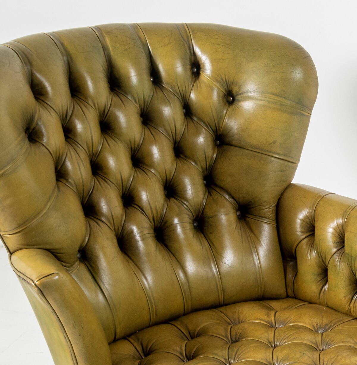 A wonderful Victorian Green Leather Chesterfield Deep Button high back Daybed Chaise - Image 3