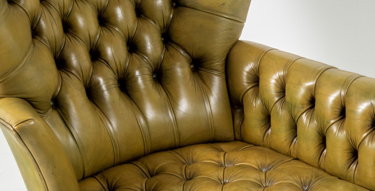 A wonderful Victorian Green Leather Chesterfield Deep Button high back Daybed Chaise - Image 9