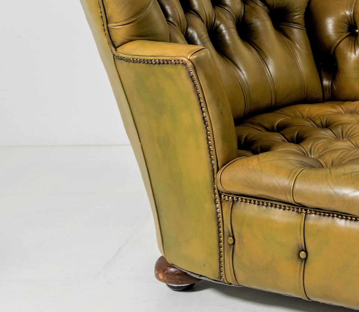 A wonderful Victorian Green Leather Chesterfield Deep Button high back Daybed Chaise - Image 8