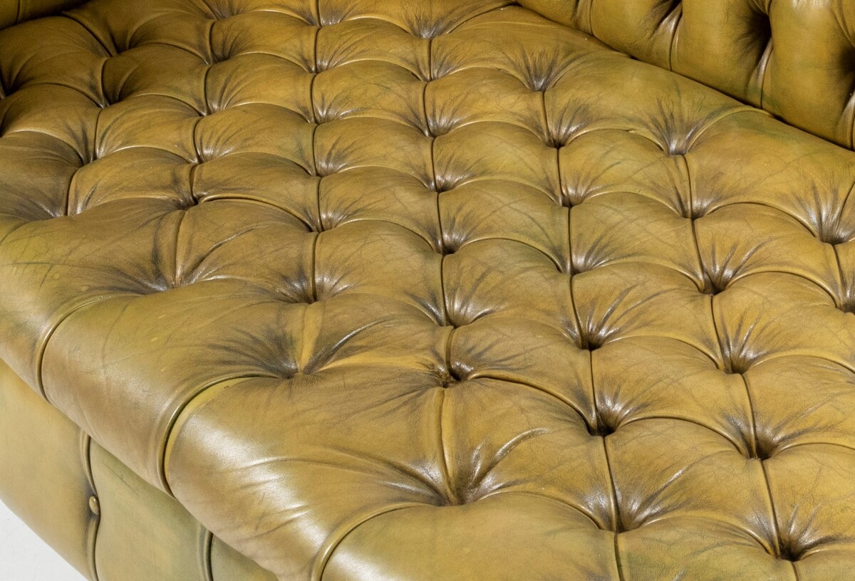 A wonderful Victorian Green Leather Chesterfield Deep Button high back Daybed Chaise - Image 5