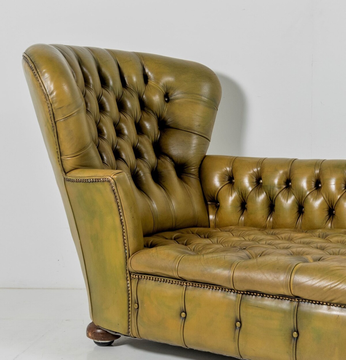 A wonderful Victorian Green Leather Chesterfield Deep Button high back Daybed Chaise - Image 12