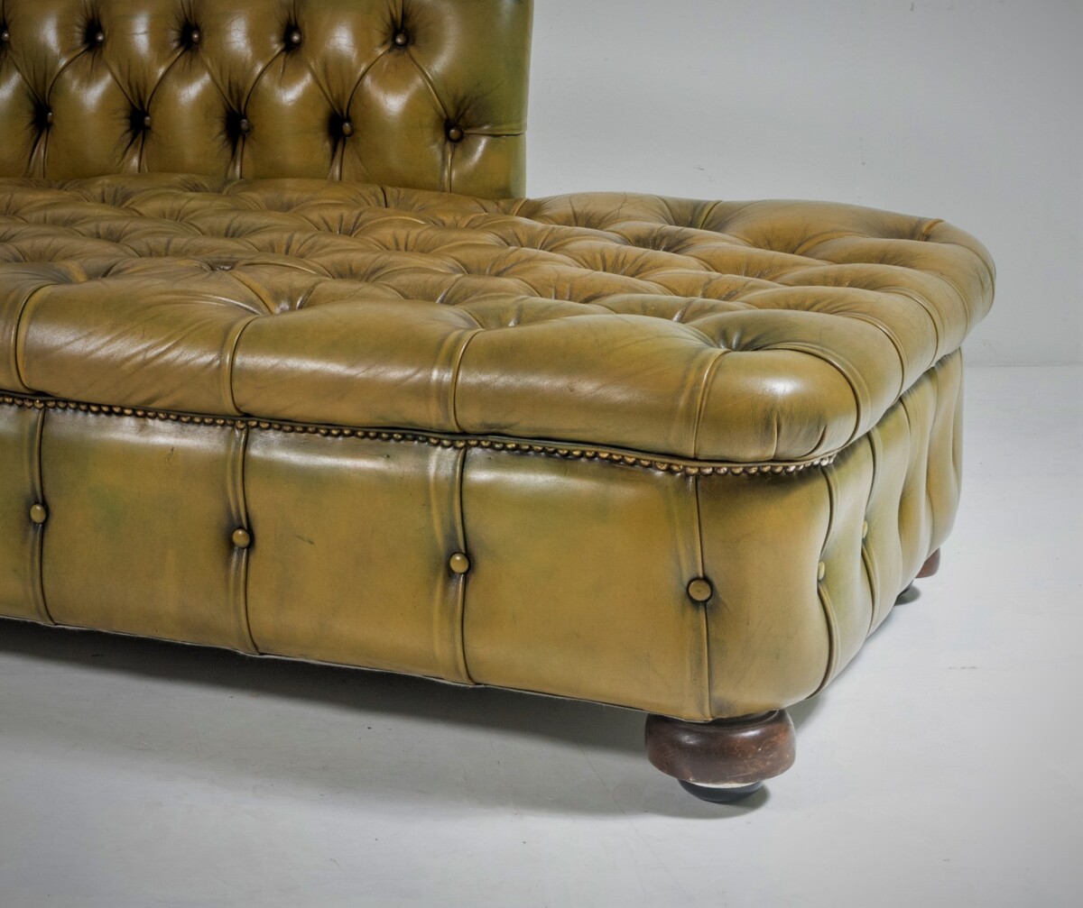 A wonderful Victorian Green Leather Chesterfield Deep Button high back Daybed Chaise - Image 10