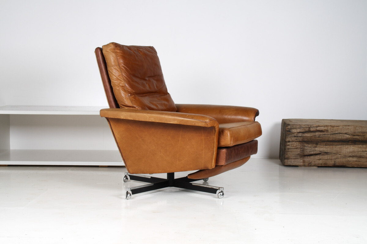 A Stylish1970s Mid-Century Tan Leather Full Recliner Swivel Chair