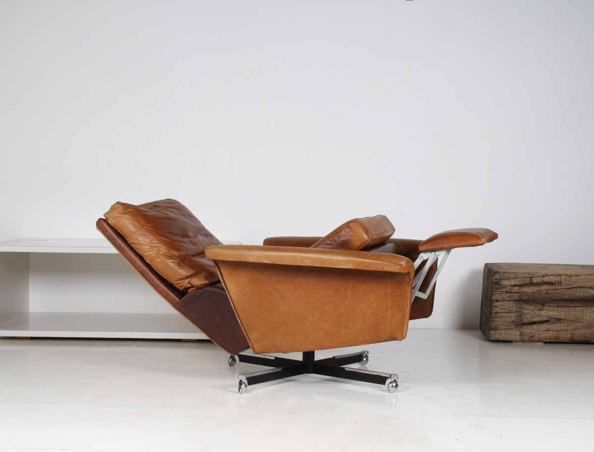 A Stylish1970s Mid-Century Tan Leather Full Recliner Swivel Chair - Image 8