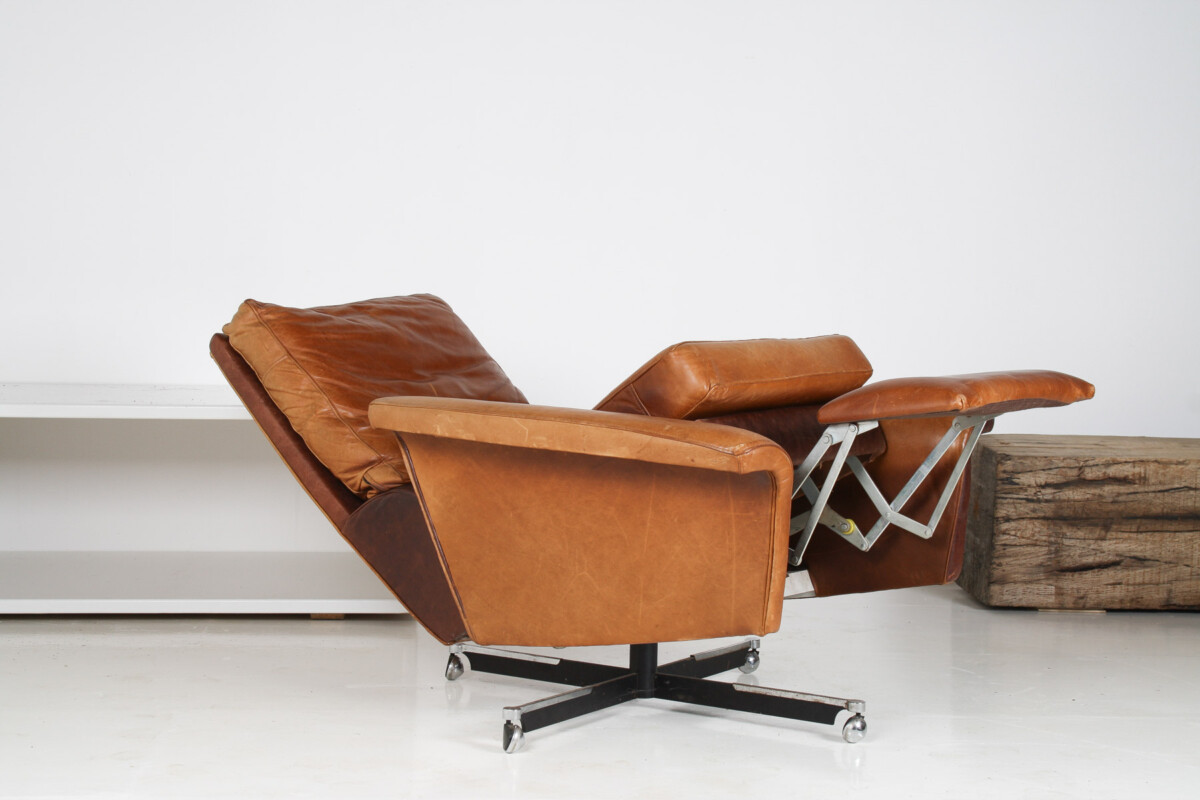 A Stylish1970s Mid-Century Tan Leather Full Recliner Swivel Chair - Image 7