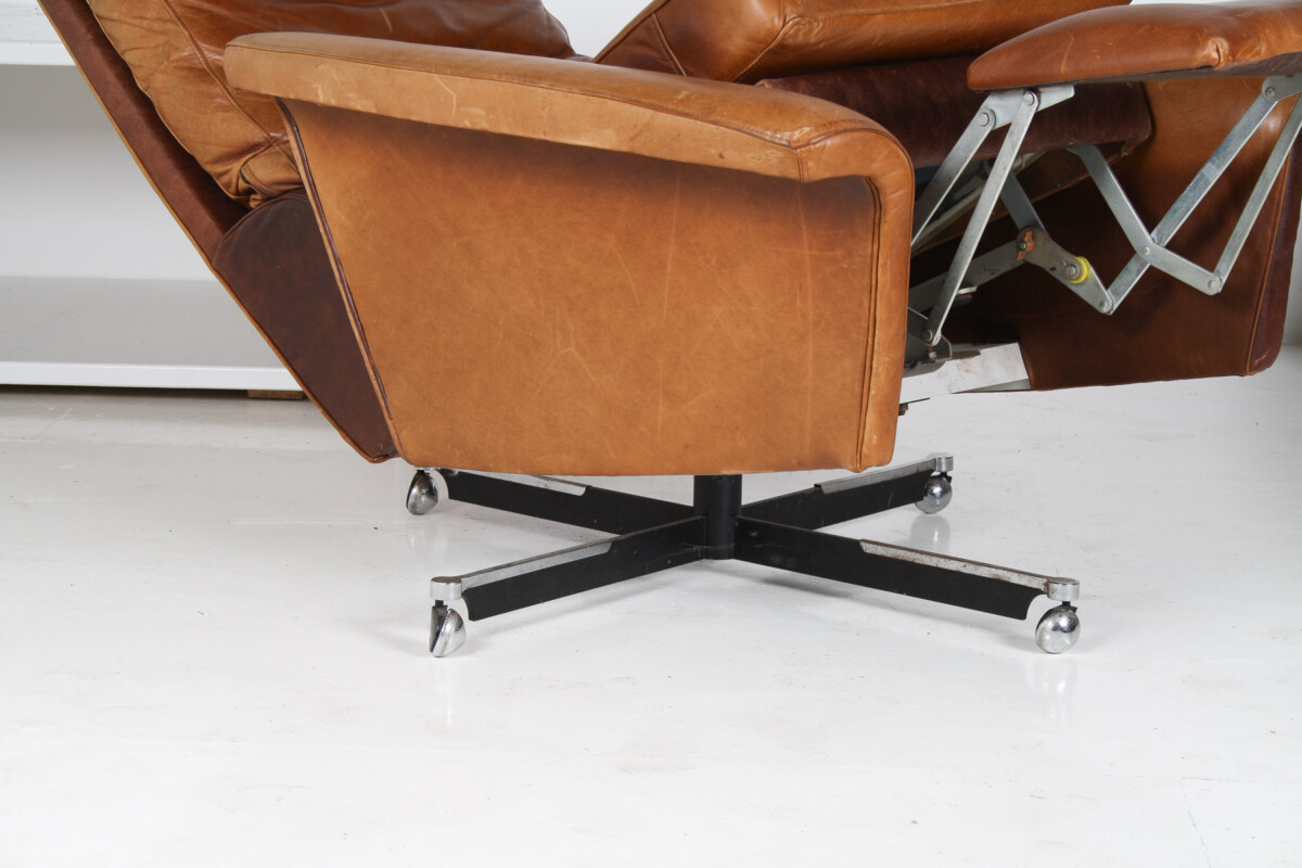 A Stylish1970s Mid-Century Tan Leather Full Recliner Swivel Chair - Image 6