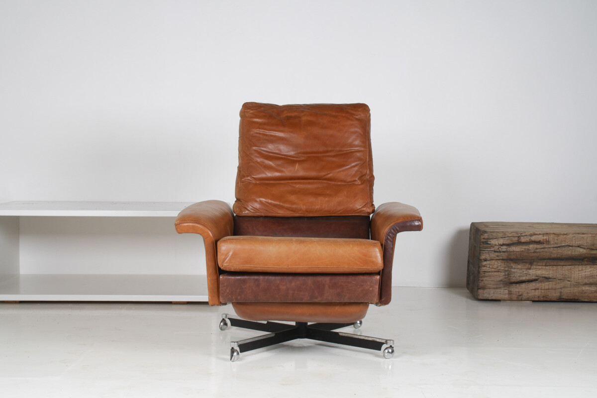 A Stylish1970s Mid-Century Tan Leather Full Recliner Swivel Chair - Image 11