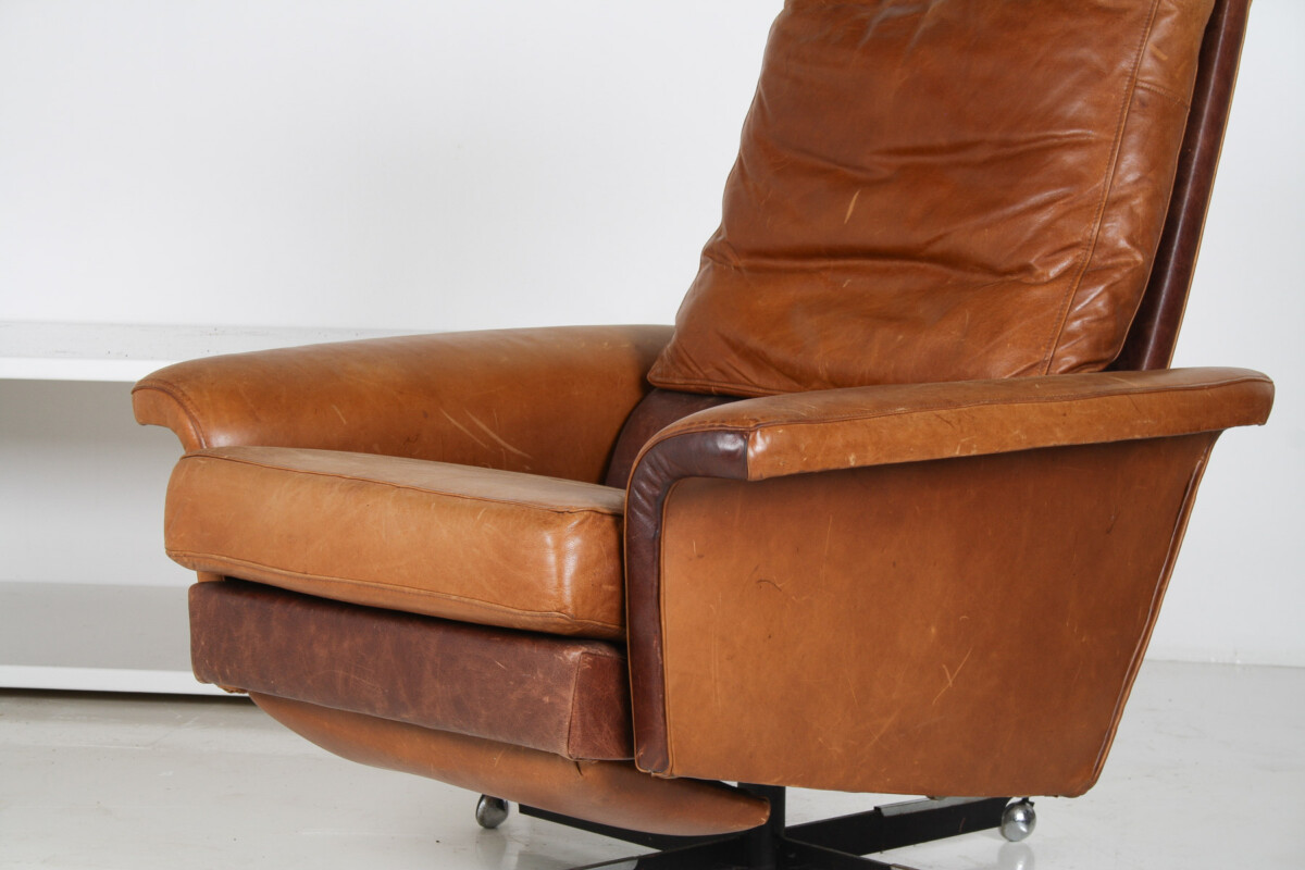 A Stylish1970s Mid-Century Tan Leather Full Recliner Swivel Chair - Image 5