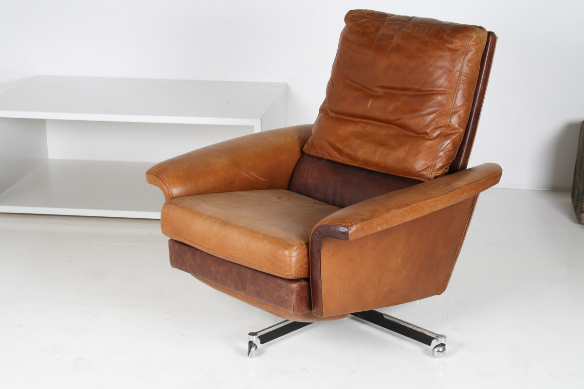 A Stylish1970s Mid-Century Tan Leather Full Recliner Swivel Chair - Image 4