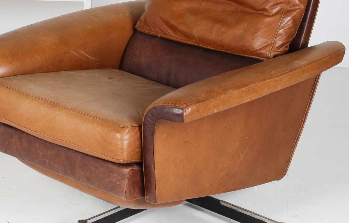 A Stylish1970s Mid-Century Tan Leather Full Recliner Swivel Chair - Image 13