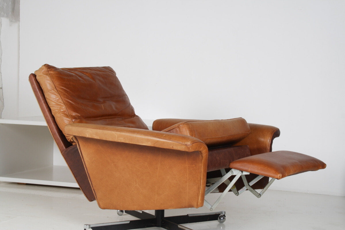 A Stylish1970s Mid-Century Tan Leather Full Recliner Swivel Chair - Image 16