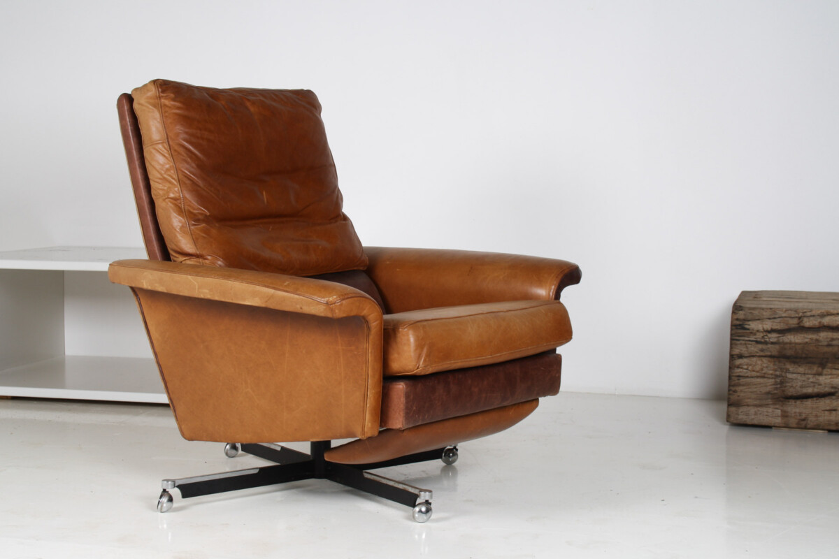 A Stylish1970s Mid-Century Tan Leather Full Recliner Swivel Chair - Image 10