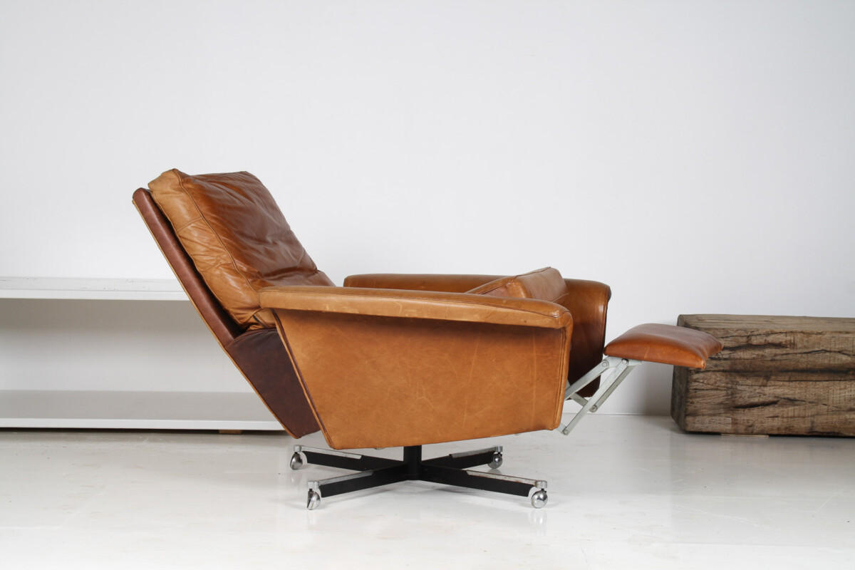 A Stylish1970s Mid-Century Tan Leather Full Recliner Swivel Chair - Image 9