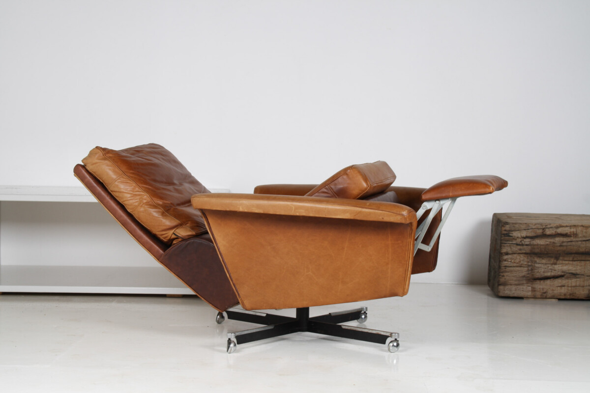 A Stylish1970s Mid-Century Tan Leather Full Recliner Swivel Chair - Image 2